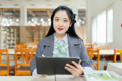 中国美女大学生在图书馆使用平板电阅读学习