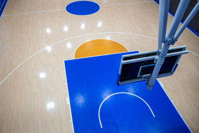 俯拍室内木板篮球场