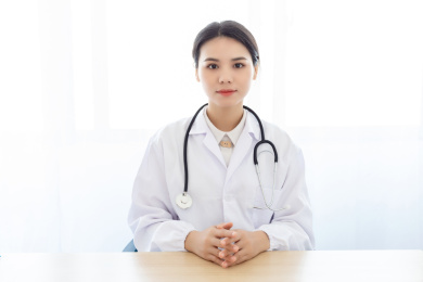 一名坐着的中国女医生形象