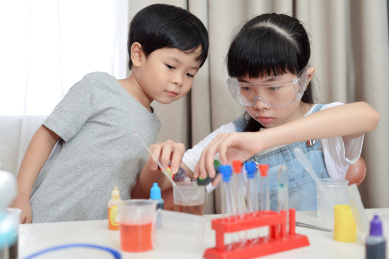 两个儿童在做科学小实验