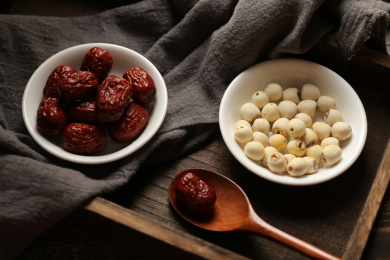 放在碟子里的红枣和莲子