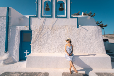穿裙子的亚洲女性在希腊圣托里尼旅游