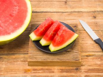 新鲜的夏季水果西瓜切片