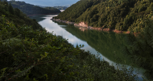 中国云南昭通渔洞水库中段水面区域