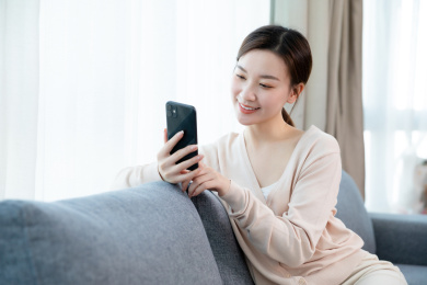 年轻女性看手机