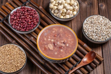 木纹桌上的一碗腊八粥和五谷杂粮