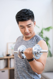 年轻男子在家健身