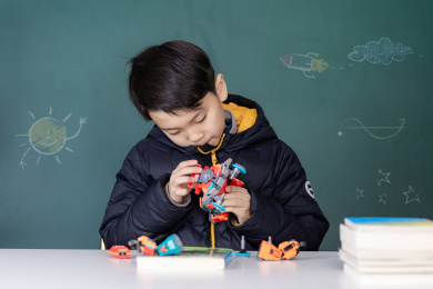 在拼乐高机器人积木玩具