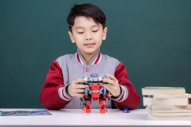 在拼乐高机器人积木玩具