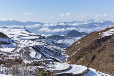 中国云南昭通大山包冬季雪山沟壑自然风光