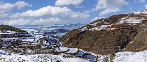 中国云南昭通大山包冬季雪山沟壑自然风光