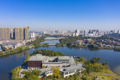 航拍中国湖南岳阳市城市景观