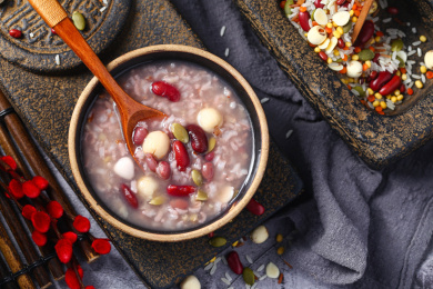 腊八粥八宝粥放在黑色碗里