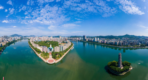 中国广东韶关市通天塔和三江两岸天际线全景