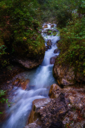 中国甘肃陇南官鹅沟山间瀑布溪流