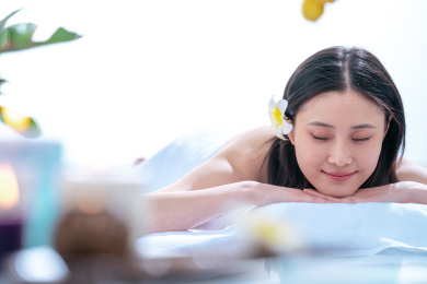 年轻女人在做SPA