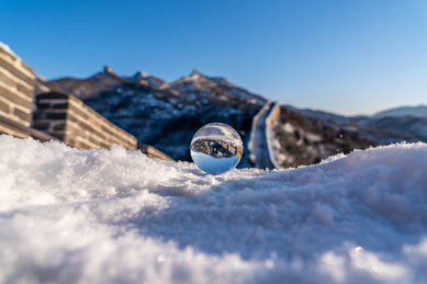 八达岭长城雪中的玻璃球