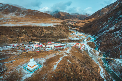 青海果洛州玛沁县雪山乡冬季高原乡村自然