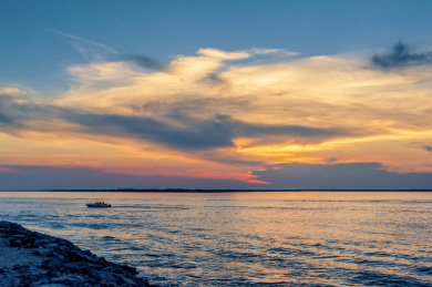 中国黑龙江佳木斯抚远县江边日落风光