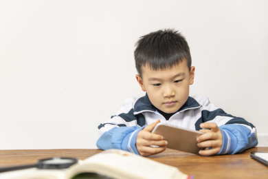 小学生正在玩手机