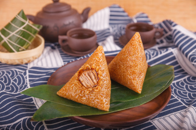 蓝色花布上木质盘子里的杂粮粽子