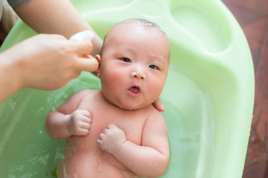 亚洲婴儿洗澡
