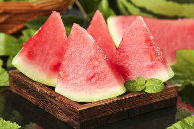 深底上放着切开的红肉西瓜