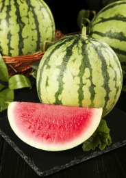 黑底上放着新鲜的红肉西瓜