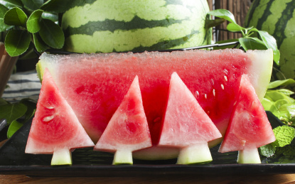 切开的海南红心西瓜放在木底上