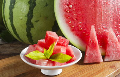 木板上放着麒麟西瓜