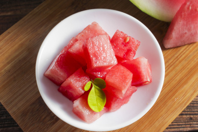 木板上放着麒麟西瓜