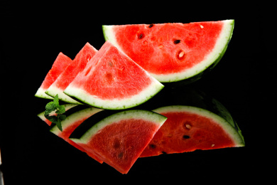 黑底上放着红肉西瓜