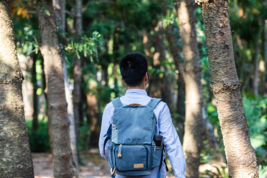 一个中国男人在森林里前行背影