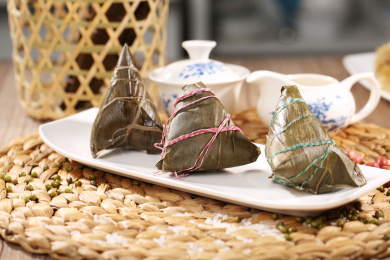 白盘子装着裹蒸粽