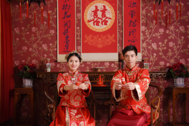 中式结婚礼服模特人像