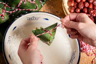 一个亚洲女人在包粽子