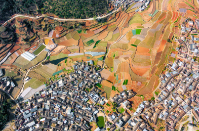 中国四川攀枝花平地镇迤沙拉村春季五彩农田风光