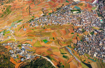 中国四川攀枝花平地镇迤沙拉村春季五彩农田风光