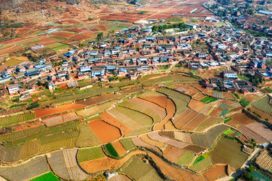 中国四川攀枝花平地镇迤沙拉村春季五彩农田风光
