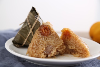 白碟子装着粽子