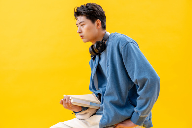 一个年轻的大学男生