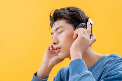 享受音乐的男生