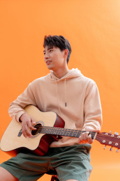 玩音乐的男孩