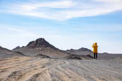 中国青海冷湖黑山戈壁一个女人在拍照