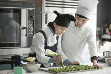 男、女糕点师一起制作曲奇饼干