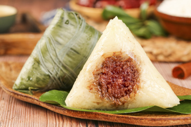 木底上放着粽子