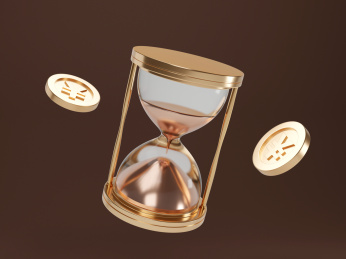装满金色沙子的时间沙漏创意素材