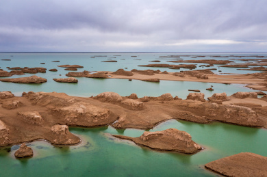 航拍中国青海海西水上雅丹