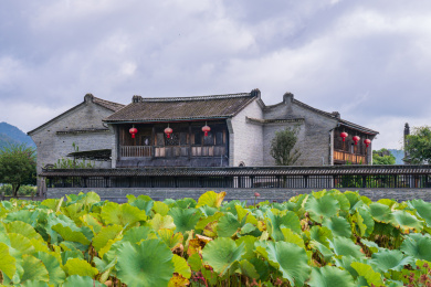 云南腾冲和顺古镇荷塘和建筑