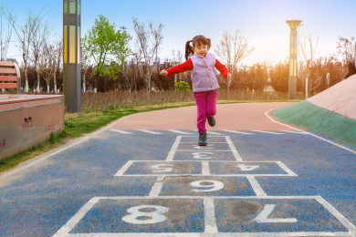 小女孩在游乐场里玩